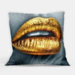 Gouden-lipstick-sierkussen-buiten.jpg