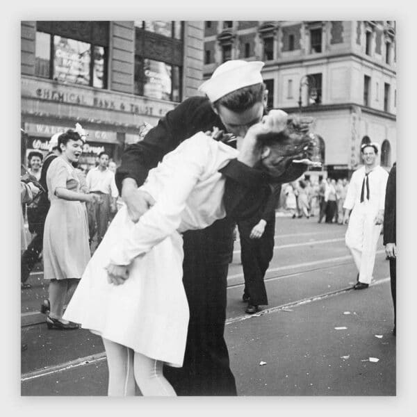 Kissing_the_War_Goodbye-max-100-x-100-cm-wandpaneel.jpg