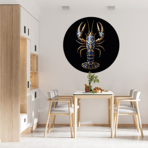 Muurcirkel Kreeft in Delfts blauw met gouden details op een donkere achtergrond