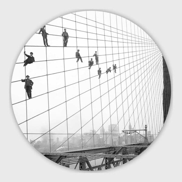 Painters_suspended_on_cables_of_the_Brooklyn_Bridge,_on_07_October_1914--vierkant-muurcirkel.jpg