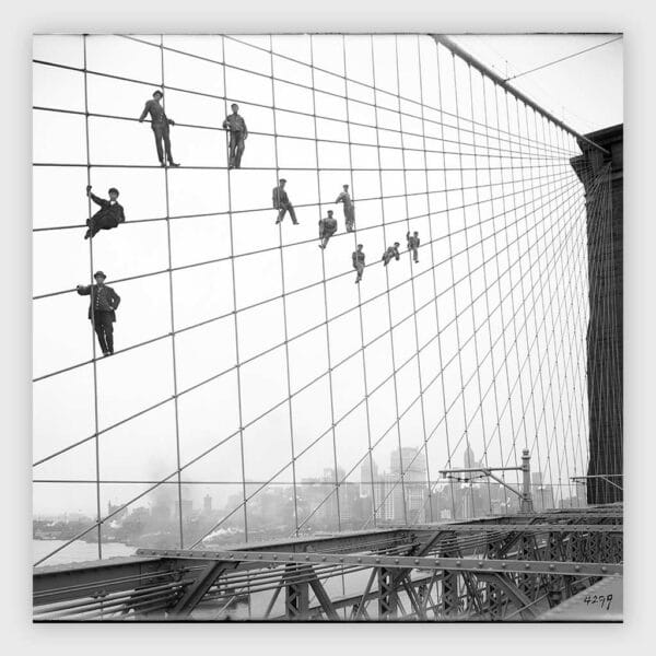 Painters_suspended_on_cables_of_the_Brooklyn_Bridge,_on_07_October_1914--vierkant-wandpaneel.jpg