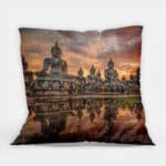 buddha-beelden-op-een-rij-zuid-thailand-sierkussen-buiten.jpg
